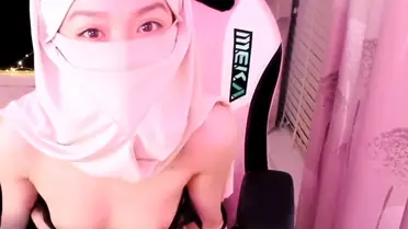 Jilbab Putih Goyang Hot Gaya Belakang di Ranjang